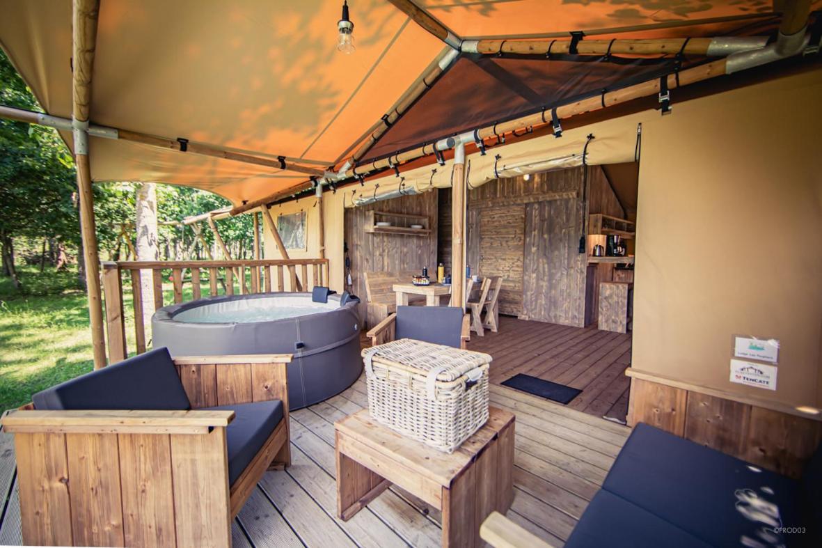 Thiel-sur-Acolin Tente Lodge Jacuzzi Privatif En Pleine Nature מראה חיצוני תמונה